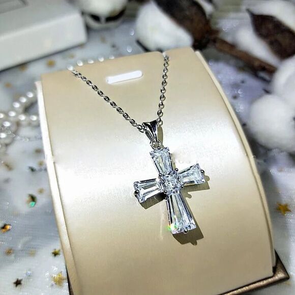 💖Gorgeous Sparkling Cz cross pendant on a 24” Silver Snake chain - Picture 6 of 16